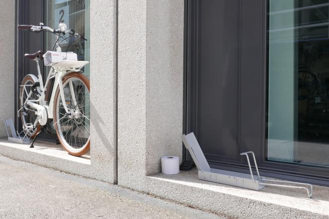 Corona Velofenster mit Toilettenpapier als Trinkgeld