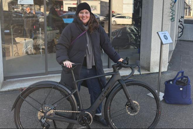 Seraina und ihr neues E-Bike von Velo Zürich