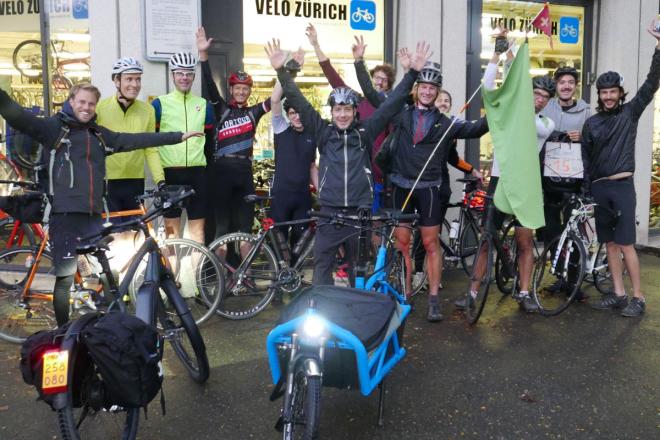 Velo Zürich und Klimafreunde vor der Abfahrt nach Bern an die grösste Klimademo aller Zeiten mit 100'000 Teilnehmern