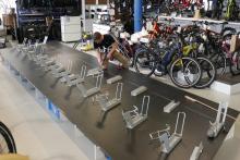 Podestumbau bei Velo Zürich - Fahrradpräsentation - Veloausstellung - Veloständer - Ausstellungsständer